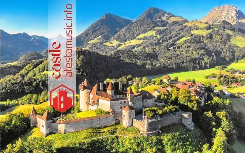 حدث ومأدبة في قلعة وغرويير. تأجير قلعة جرويرز في سويسرا لعقد مؤتمرات العمل. التخطيط لإقامة حفل خاص وعيد ميلاد في قلعة غرويير (زيورخ، برن، لوغانو)