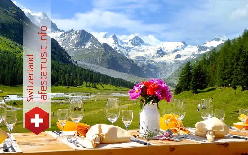 Planificación de un evento y fiesta de empresa en un restaurante de St. Moritz. Organización de una fiesta privada en un restaurante en St. Moritz. Ceremonia de boda y banquete en un restaurante (St. Moritz, cantón de los Grisones).