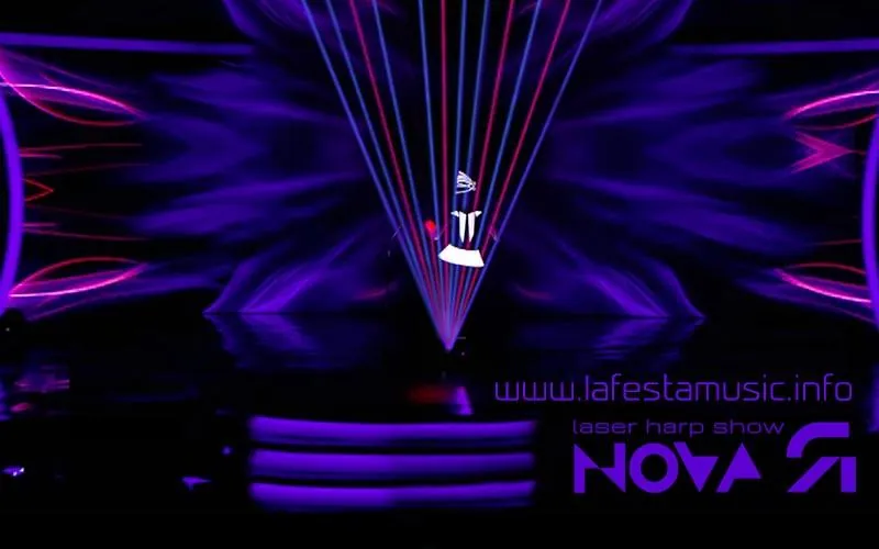 Laserharfenshow novaYA und Original-Lasershow. Elektroharfe, Neonharfe, LED-Harfe. Buchung einer Laserharfenshow und eines Originalkünstlers. Lasergirl, DJ-Laserharfe, Lasersängerin
