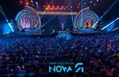 novaYA Laserharfenshow und elektrische Harfe Mailand und Monaco. Buchung der Lasershow und des Originalkünstlers in Zürich. Beste Laserharfenshow und Neonshow der Schweiz